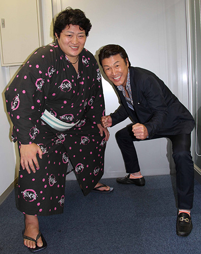 大相撲の遠藤（左）と親交があり「応援歌を歌いたい」という演歌歌手の山崎ていじ