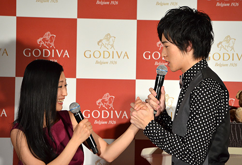 「ゴディバ」のイベントで、上遠野太洸から手を握られ“告白”を受ける壇蜜