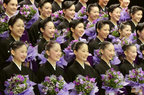 卒業式を終え、笑顔で記念写真に納まる宝塚音楽学校の１００期生
