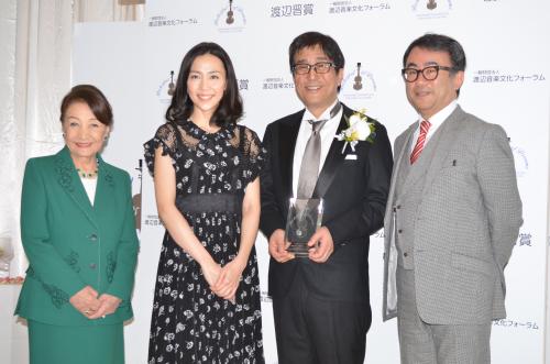 渡辺晋賞の授賞式に出席した（左から）渡邊美佐氏、木村佳乃、松任谷正隆氏、三谷幸喜氏