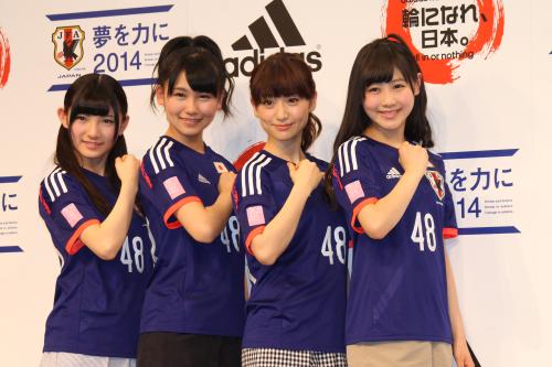 ＡＫＢ４８のロゴと「４８」の番号が入った特製ユニホーム姿でサッカー日本代表へエールの円陣を組む（左から）岡田奈々、小嶋真子、大島優子、西野未姫