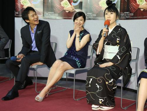 「花子とアン」試写会で、室井滋（右）のトークに思わず笑顔の吉高由里子と伊原剛志