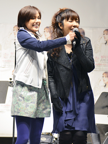 新曲の発売記念ライブを行った相川七瀬（左）。作曲者の岡本真夜も登場した