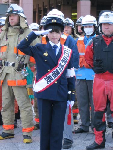 恵比寿ガーデンプレイスでの消防演習で一日消防署長を務めた小芝風花