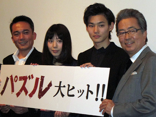 映画「パズル」の初日舞台あいさつに登場した（左から）高橋和也、夏帆、野村周平、大和田獏