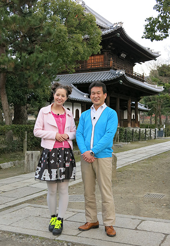 京都・建仁寺でロケし、笑顔をみせる辛坊治郎と春香クリスティーン