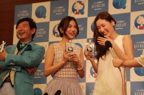「ＫＩＹＯＲＡＢＩ　ハローキティの水素水」発売記念イベントに登場した（左から）石田純一、水沢アリ、ソンミ