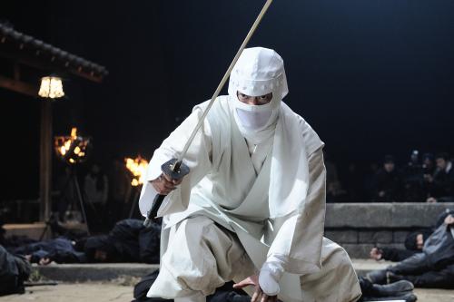 映画「イン・ザ・ヒーロー」の撮影シーン。唐沢寿明は白い忍者衣装で、約１００人の黒忍者を切り倒していく