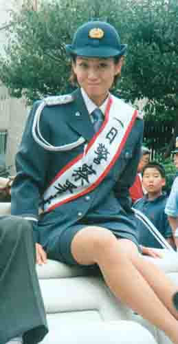 ９８年、東京・深川署の１日署長を務め笑顔を見せる細川ふみえ