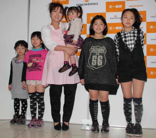 「らくちん美奈子レシピ」発売記念イベントで５人の子どもたちと並ぶ美奈子（中央）