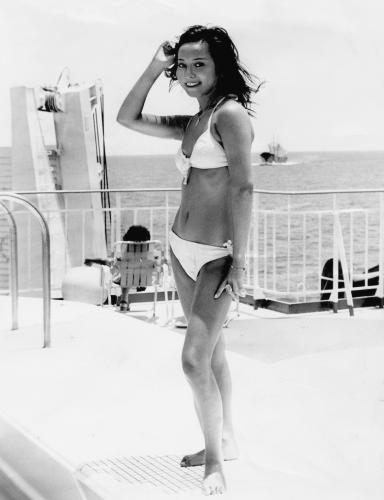 水着姿を披露する安西マリアさん＝１９７３年