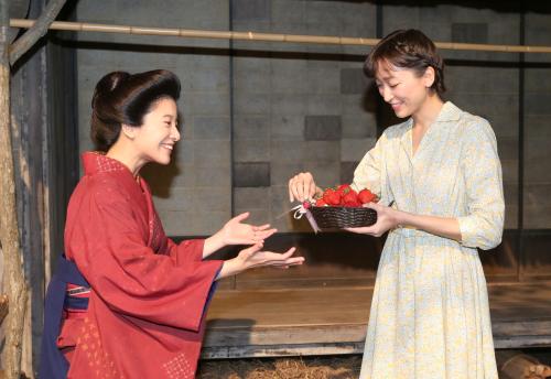 吉高由里子（左）は杏からいちごをプレゼントされる