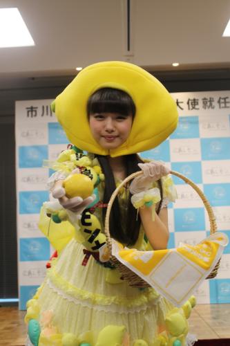 広島レモン大使に就任しフレッシュなレモンを配ったＡＫＢ４８の市川美織