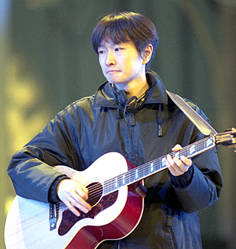 「笑っていいとも」のテレフォンショッキングのコーナーに１６年ぶりに出演した小沢健二
