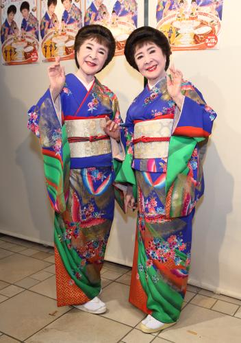 【画像・写真】こまどり姉妹　１８年ぶり新曲イベントで５０年ぶり！熱いキス