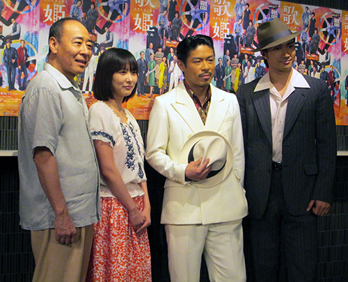 舞台「歌姫」に出演する（左から）モト冬樹、谷村美月、ＭＡＴＳＵ、ＫＥＮＣＨＩ