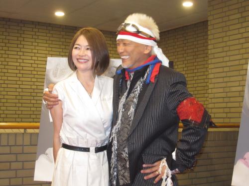 ソロツアー初日公演の開演前に、夫人でタレントの青田典子（左）とともに取材に応じた玉置浩二