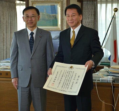 谷垣禎一法相（左）から表彰状を受け取った杉良太郎