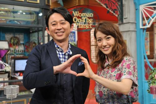 日本テレビ「ウーマン・オン・ザ・プラネット」で番組の決めポーズを披露した有吉弘行と大島優子