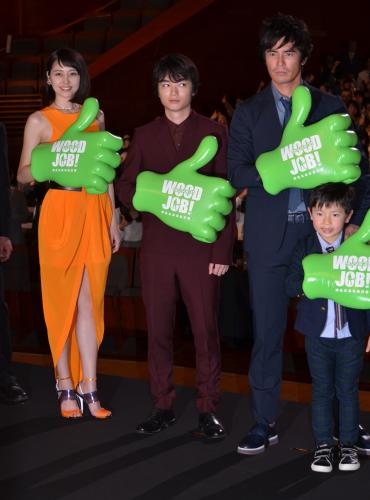 映画「ＷＯＯＤ　ＪＯＢ！」完成披露試写会に出席した（左から）長澤まさみ、染谷将太、伊藤英明、升水柚希