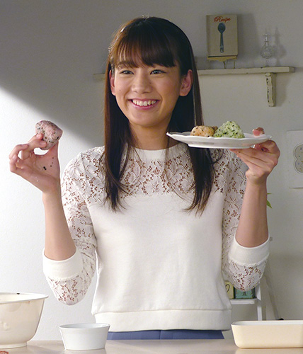 永谷園「彩りごはん」のＣＭで、佐藤美希は自ら握ったカラフルなおにぎりを手にニッコリ