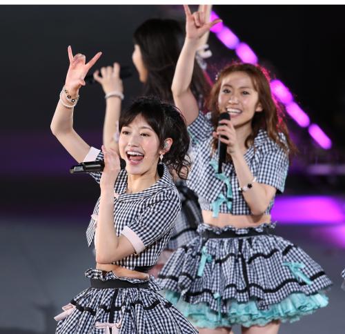 コンサートで熱唱する渡辺麻友（左）と大島優子