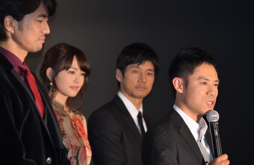 映画「チーム・バチスタ」の初日舞台あいさつで、伊藤淳史（右）は目を潤ませて、スタッフとキャストに感謝。見守る（左から）仲村トオル、桐谷美玲、西島秀俊