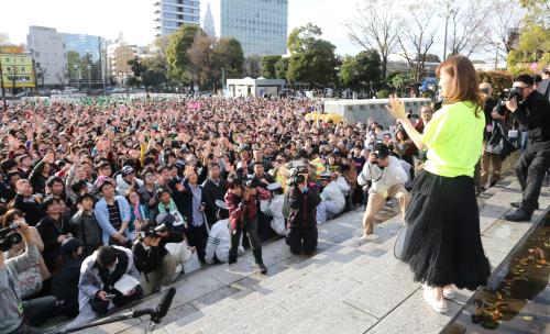 卒業セレモニーが荒天で中止となり、大島優子が国立競技場に隣接する公園でファンにあいさつ