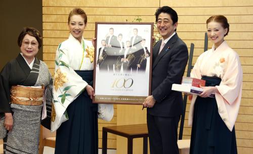 宝塚歌劇団の柚希礼音（左から２人目）らと面会し笑顔の安倍首相。左端は扇千景さん