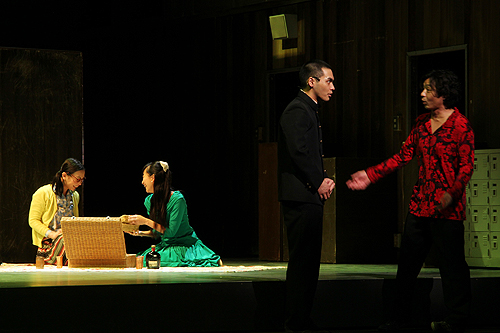 舞台「金閣寺」、フォトコールの舞台のワンシーン（右から２人目が柳楽優弥）