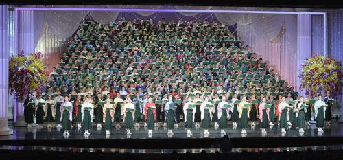 宝塚歌劇団の１００周年記念式典で、合唱を披露する音楽学校生と劇団員