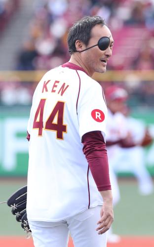 【画像・写真】渡辺謙　虎党だけど“独眼竜”でコボスタ始球式