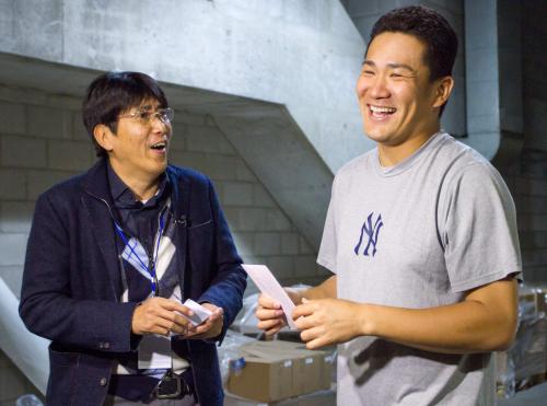 ＜ブルージェイズ・ヤンキース＞“初勝利！”試合後、石橋貴明（左）の訪問を受け、笑顔を見せる田中将大
