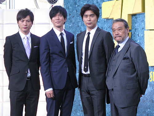 テレ朝「ＴＥＡＭ」の制作発表会見に出席した（左から）塚本高史、田辺誠一、小澤征悦、西田敏行