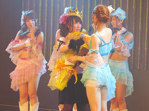 卒業公演で、メンバーと抱き合う島田玲奈（左から２人目）