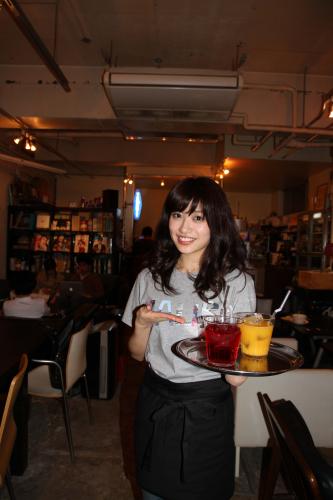 今夏歌手デビューするさいとうまりな。現在は東京・渋谷の青山通り裏手のカフェ「ｆａｃｔｏｒｙ」でアルバイトしながら修業中
