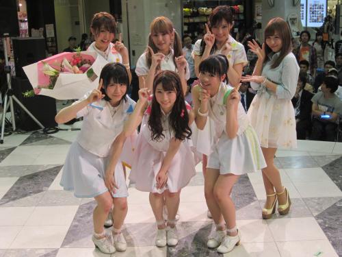 ６人組アイドルグループ「愛乙女★ＤＯＬＬ」のメジャーデビュー記念イベントに飛び入り参加してエールを送った河西智美（右）
