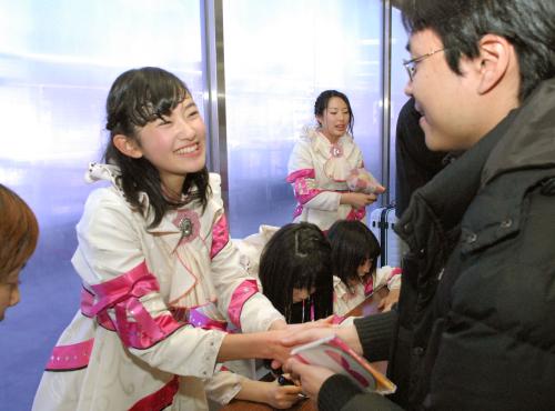 上野アメ横アイドル劇場のイベントに出演し、握手会を行う高知発の「はちきんガールズ」。４月から活動拠点を東京に移した