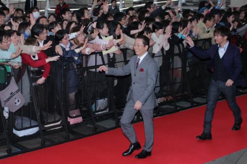 映画「相棒―劇場版３―」プレミアムイベントでファンの声援に手を上げて応える水谷豊（左）と成宮寛貴