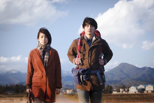 映画「悼む人」に主演する高良健吾と石田ゆり子。放浪しながら死者を悼む青年と、夫を殺した罪を背負いながら行動を共にする女性を演じる