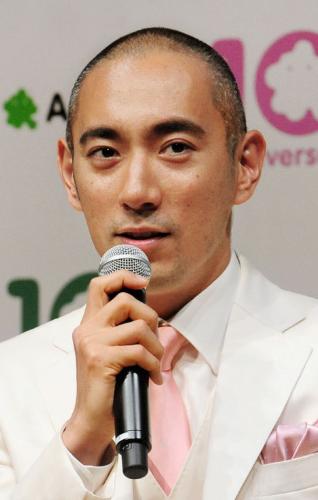 「Ａｍｅｂａ（アメーバ）」の新ＣＭ発表会でブログの魅力をＰＲする歌舞伎俳優市川海老蔵