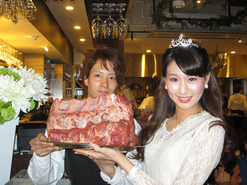 「La bellezza」自慢の炭火焼き用肉を手にするミス日本グランプリ沼田萌花さん