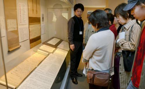 展示が始まった坂本龍馬直筆の手紙の草稿を見る人たち