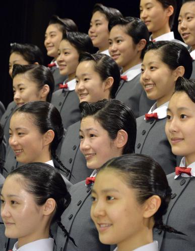 入学式での記念撮影で、笑顔を見せる宝塚音楽学校の新入生
