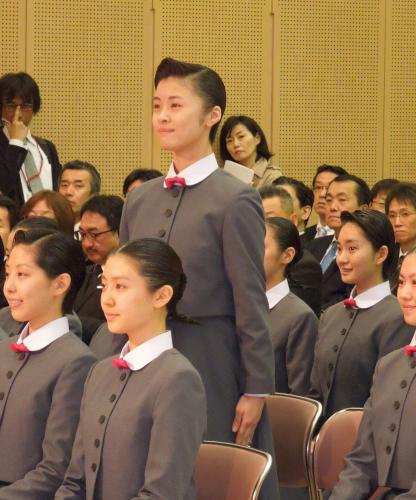 宝塚音楽学校の入学式で、自分の名前を呼ばれ晴れやかな顔で起立する君島十和子さんの長女・憂樹さん