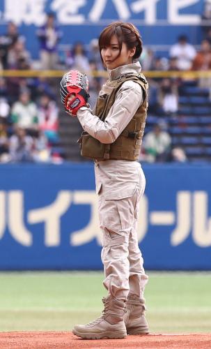 【画像・写真】真野恵里菜　「パトレイバー」衣装でワンバン始球式