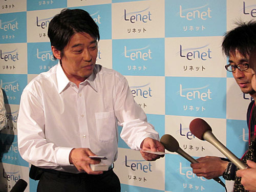 「リネット新広告キャラクター」に任命された坂上忍は報道陣に名刺を配りあいさつ