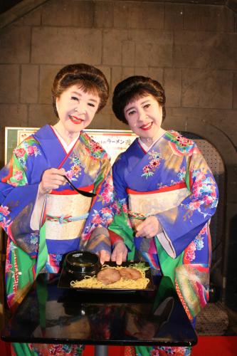 【画像・写真】こまどり姉妹　ラー博で１８年ぶりの新曲ＰＲ