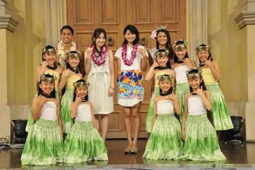 映画「わたしのハワイの歩きかた」のイベントに登場した榮倉奈々（中央右）と高梨臨