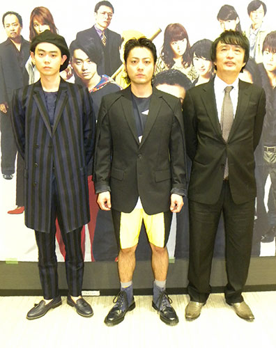 大阪市内で会見した（左から）菅田将暉、山田孝之、山口雅俊監督
